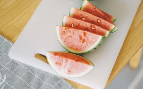 �����к��к��������֣������б���100�ֵĺ����ּ�����